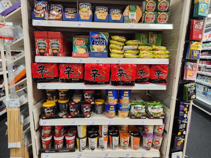 영국 슈퍼마켓 세인즈베리에 있는 한국 신라면. 한국 식료품의 유럽 공략은 이제 시작이었다./사진=나선혜기자