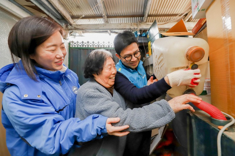 KT&G복지재단 관계자들이 서울 강북구 미아동의 한 가정을 방문해 난방연료를 지급하고 있는 모습./ 사진제공 = KT&G