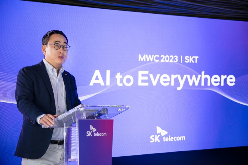 유영상 SKT 사장이 지난 26일(현지 시각)스페인 바르셀로나에서 5대 영역을 중심으로 혁신을 선도하겠다는 ‘AI to Everywhere(AI를 모든 곳에)’를 공개했다. 사진 제공=SK텔레콤