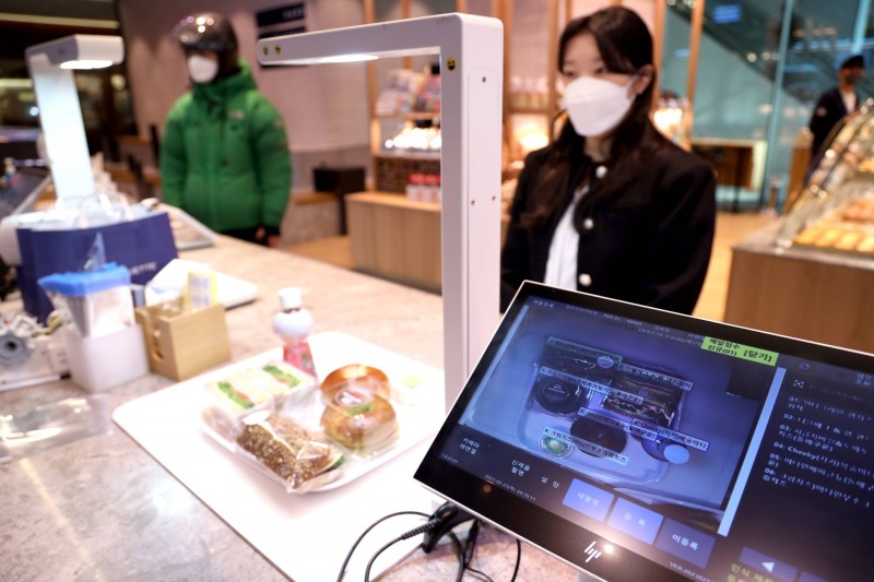 판교 ‘랩 오프 파리바게뜨’ 매장에서 고객이 ‘AI 스캐너’를 활용해 계산을 진행하고 있는 모습./ 사진제공 = SPC