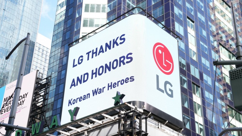 LG가 뉴욕 타임스스퀘어에서 국가보훈처가 제작한 한국전쟁 참전용사 영상을 상영하고 있다. 사진 제공=LG
