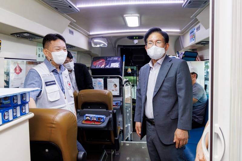 박강수 마포구청장이 헌혈 차량에서 근무하는 직원들을 격려하는 모습./사진제공=마포구 
