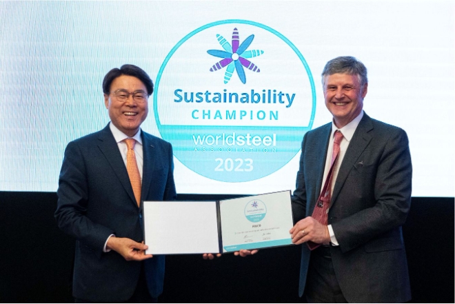 포스코가 지난 18일(현지시간) 오스트리아 비엔나에서 열린 세계철강협회 상반기 회원사 회의에서 2년 연속 지속가능성 최우수 멤버(Sustainability Champion)에 선정됐다. /사진제공=포스코그룹.