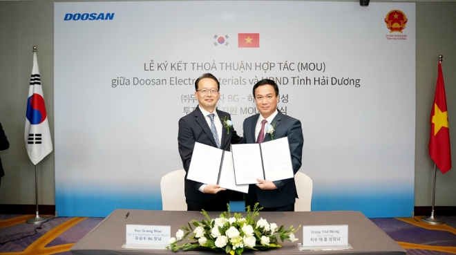 ㈜두산(회장 박정원)은 베트남 하노이에서 하이정성과 ‘전자소재 분야 협력’을 위한 업무협약(MOU)를 체결했다. /사진제공=두산그룹.