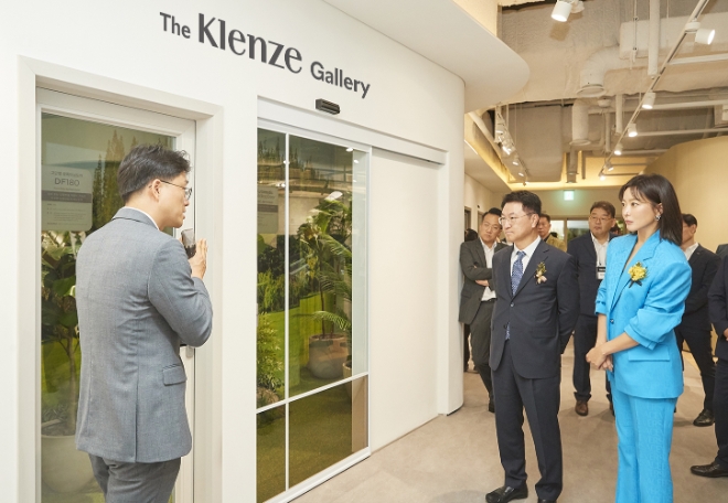 KCC(대표 정재훈)는 최근 하이엔드 창호 Klenze(클렌체)를 앞세워 프리미엄 창호 전시장 'The Klenze Gallery(더 클렌체 갤러리)'를 서울 서초동 본사에 오픈했다. /사진제공=kcc.