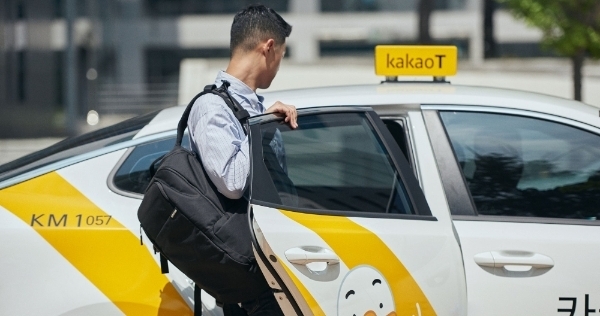 카카오모빌리티가 택시 호출 앱 카카오T에 팁 기능을 도입하면서 이를 두고 갑론을박이 격화되고 있다. / 사진제공=카카오모빌리티 