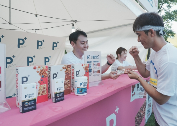 종합식품기업 하림(회장 김홍국)이 ‘2023 한강나이트워크 42K’에서 참가자들에 피플러스 단백질 제품 4000여 개를 제공했다고 7일 밝혔다. /사진=하림
