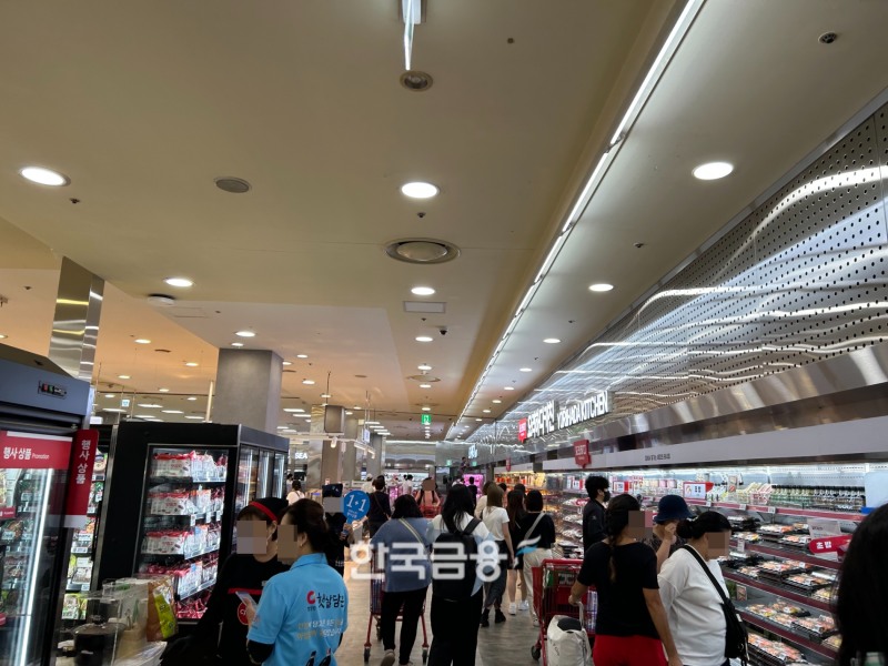 14일 리뉴얼 오픈한 제타플렉스 서울역점. 쇼핑하는 소비자들의 모습. /사진=박슬기 기자 
