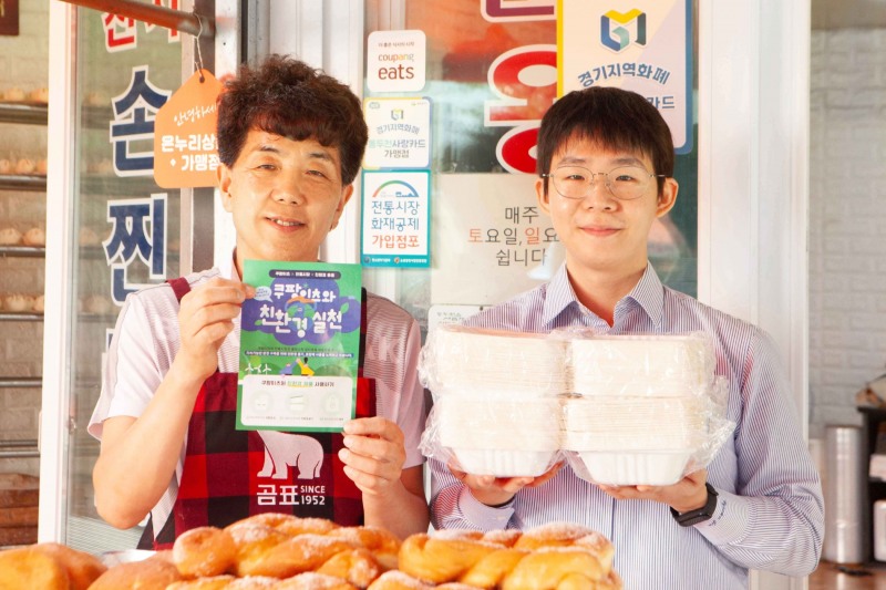 박강석 천지만나 대표(왼쪽)와 CES 직원. /사진제공=쿠팡 