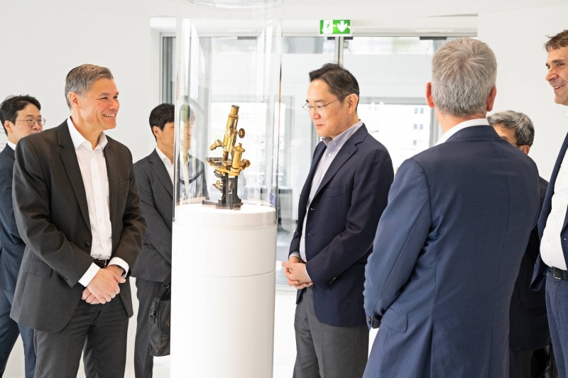 26일(현지 시간) 독일 오버코헨에 위치한 자이스 본사에서 이재용 회장과 칼 람프레히트 자이스 CEO(왼쪽)이 광학장비를 둘러보고 있다./사진 = 삼성전자 