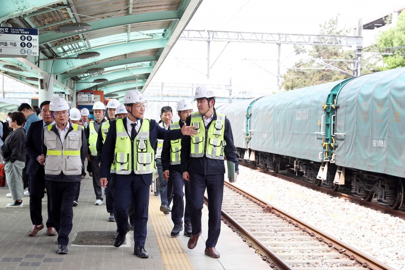 지난 26일 이성해 국가철도공단 이사장이 서대전역을 찾아 안전점검을 실시하고 있다. / 사진제공=국가철도공단