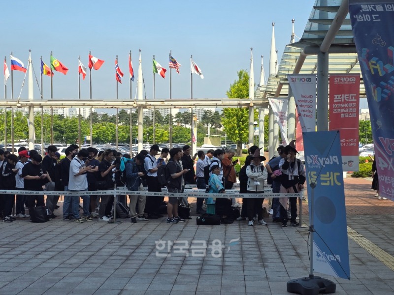 플레이엑스포 2024가 열린 일산 킨텍스 제1 전시장에 참관객들이 입장을 대기하고 있다. / 사진=김재훈 기자