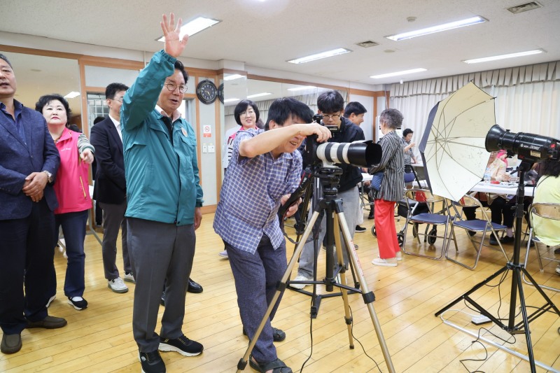 박강수 마포구청장이 어르신들의 사진 촬영을 돕고 있다./사진제공=마포구