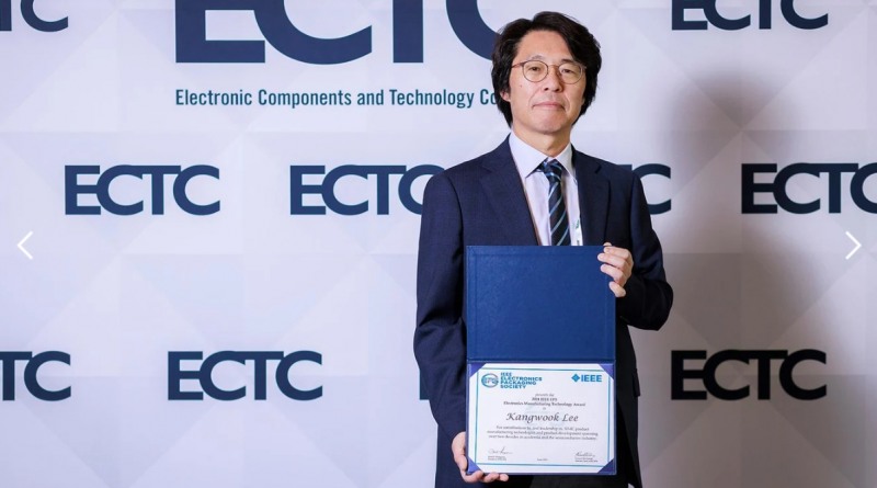 SK하이닉스 이강욱 부사장 ‘전기전자공학자협회(IEEE) 전자패키징학회(EPS) 어워드 2024’에서 한국인 최초로 ‘전자제조기술상’을 수상했다./사진 = SK하이닉스