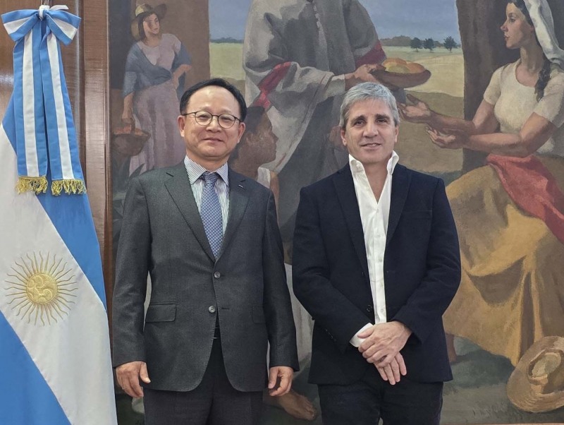 6월 12일 아르헨티나 부에노스아이레스에서 정기섭 포스코홀딩스 사장(왼쪽)이 루이스 카푸토 아르헨티나 경제부 장관을 만나 이차전지용 리튬 사업 협력을 논의했다./ 사진 = 포스코그룹