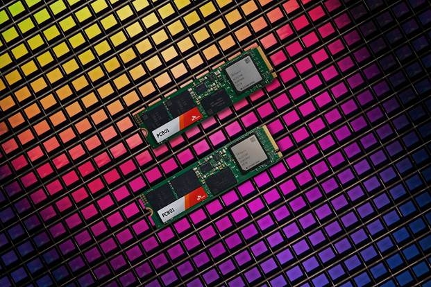 SK하이닉스 AI PC용 SSD 'PCB01' 개발..."LLM 1초 내 구동 수준 속도"