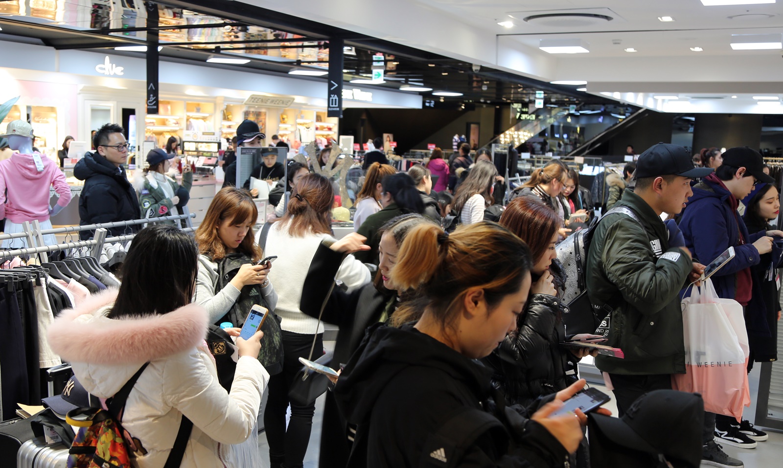 한 서울 시내면세점에서 관광객들이 쇼핑을 하고 있는 모습. 한국금융DB