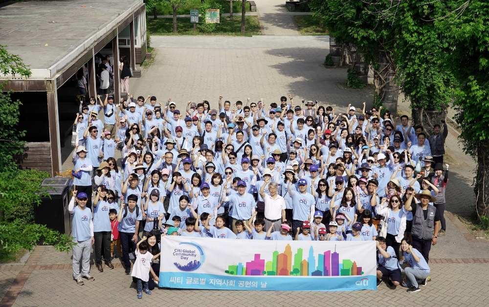 서울숲 환경정화활동에 참여한 박진회 한국씨티은행장(두번째줄 왼쪽으로부터 7번째)과 직원 및 가족들이 활동 전 기념 촬영을 하고 있다./ 사진제공=씨티은행