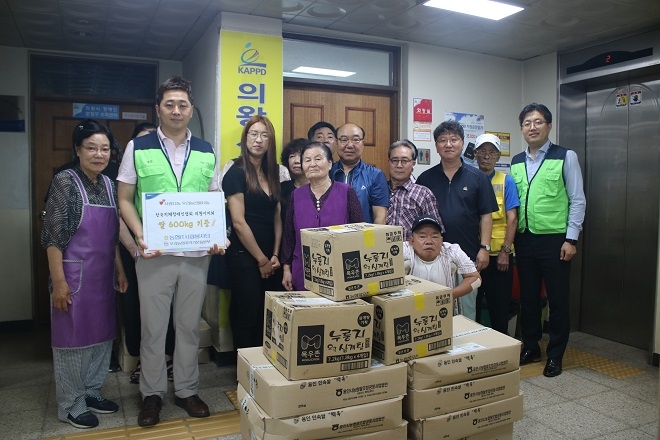 NH농협IT봉사단이 한국지체장애인협회 의왕시지회에 쌀 600KG를 전달했다. / 사진 = NH농협은행