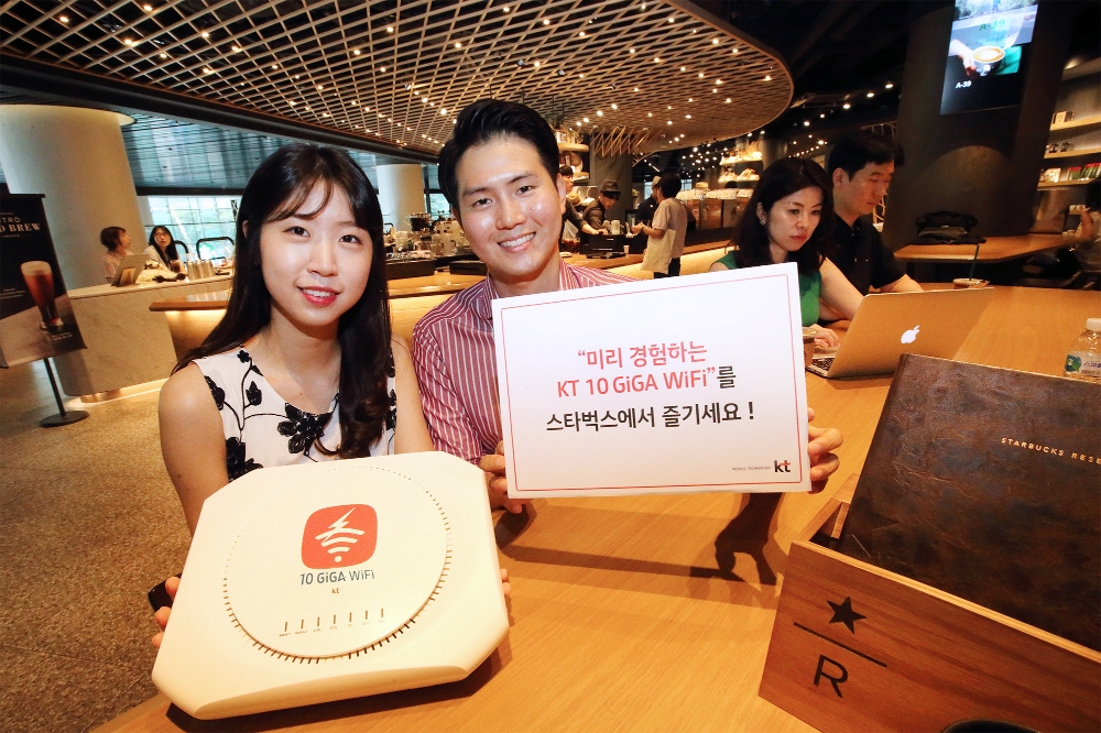△KT가 10G 인터넷 기반 ‘10 GiGA WiFi’를 한국 스타벅스 매장에 제공한다. 이로써 10 GiGA WiFi가 설치된 스타벅스 매장에 방문한 이용객들은 세계최초로 ‘10 GiGA WiFi’를 미리 경험할 수 있게 됐다 / 사진=KT