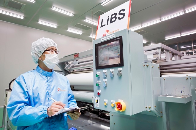 충북 증평군에 있는 SK이노베이션 공장에서 LIBS를 생산하는 모습이다. 출처 : SK이노베이션.
