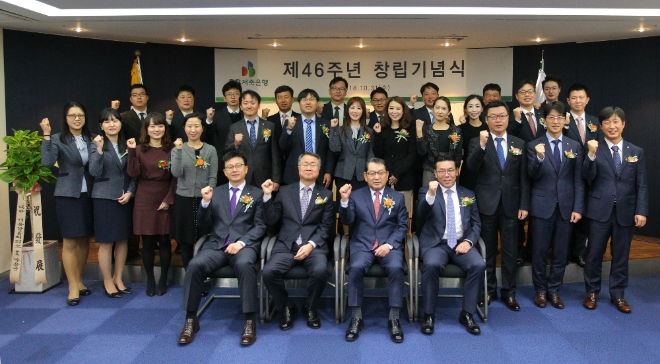 김하중 DB저축은행 대표이사(앞줄 오른쪽 2번째)가 창립 46주년 기념식에서 수상자들과 함께 사진을 찍고 있다. / 사진 = DB저축은행
