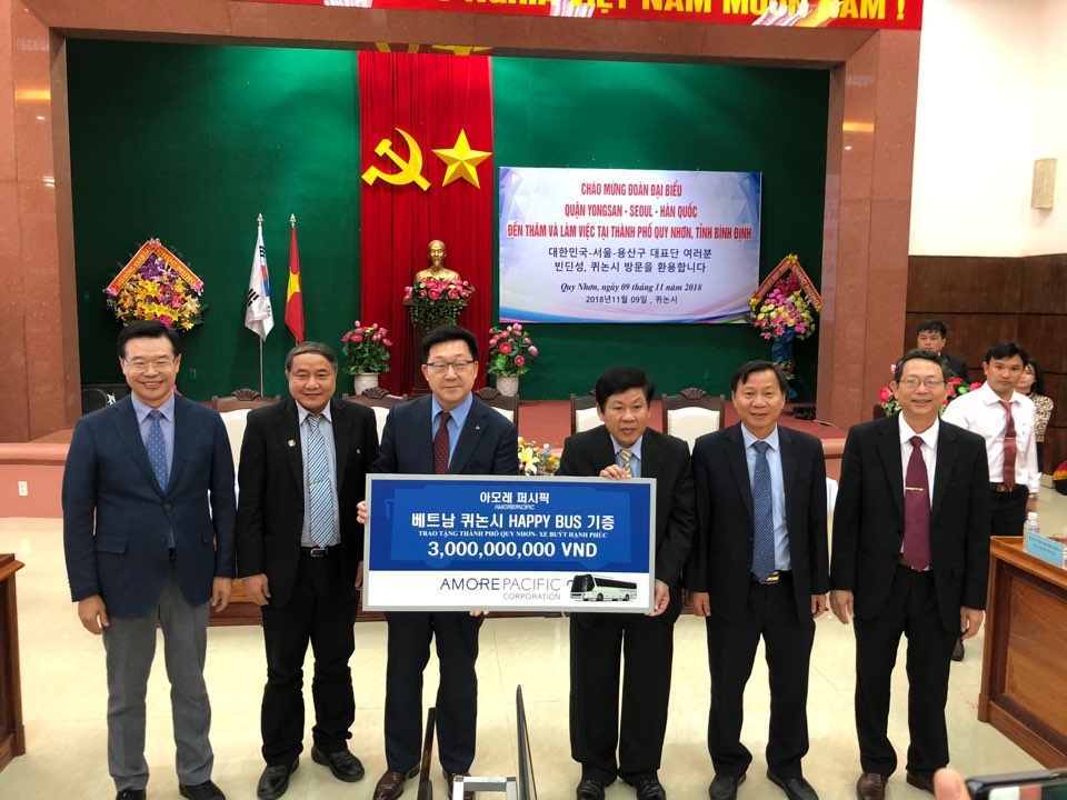 아모레퍼시픽, 베트남 퀴논시에 1억5천만원 상당 '해피버스' 기증