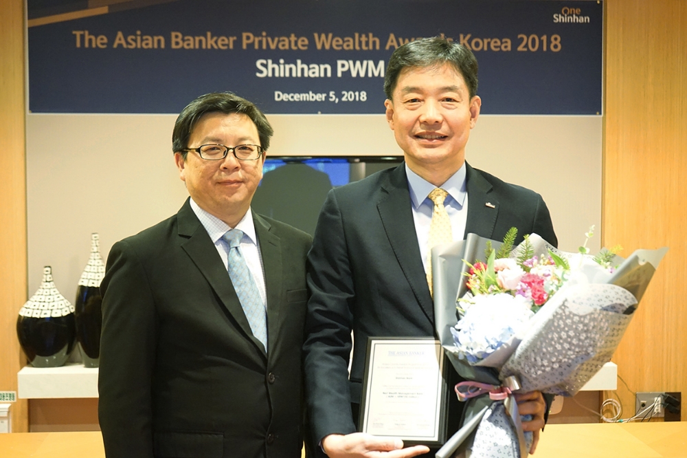 지난 5일 신한PWM Privilege서울센터에서 열린 ' The Korea Country Award 2018' 시상식에서 배진수 신한은행 IPS본부장(오른쪽)과 분핑 푸(BoonPing Foo) 아시안뱅커 편집국장(왼쪽)이 기념촬영을 하고있다. / 사진= 신한은행 