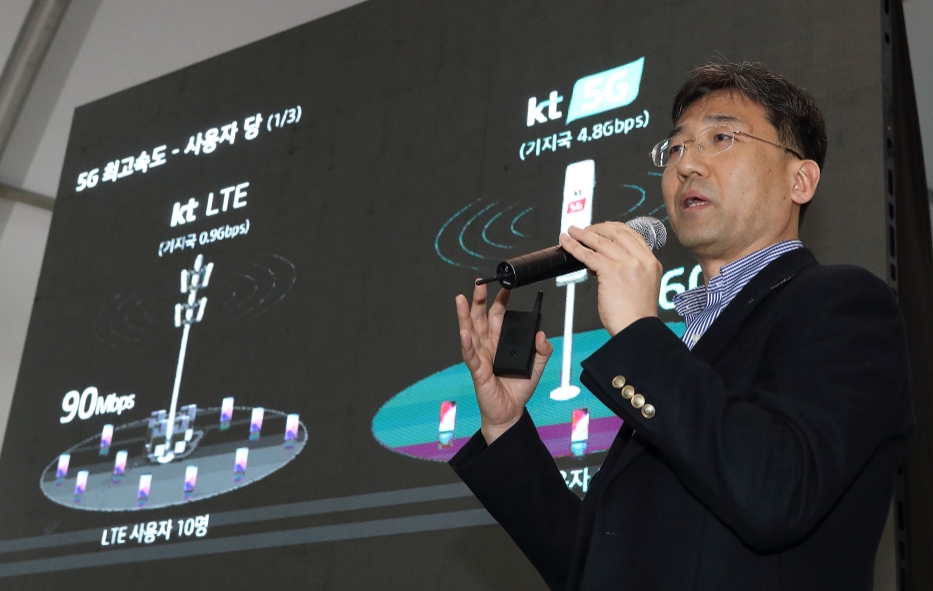 △26일 KT 5G 기술 기자설명회에서 KT 네트워크전략본부장 서창석 전무가 KT 5G 네트워크 기술과 관련해 설명하는 모습/사진=KT 