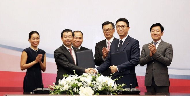 박원철 SK동남아투자법인 대표(오른쪽 두번째)와 응웬 비엣 꽝 빈그룹 부회장 겸 CEO(다섯번째)가 16일 베트남 하노이 빈그룹 본사에서 전략적 파트너십 협약을 체결하고 있다. (사진=SK)