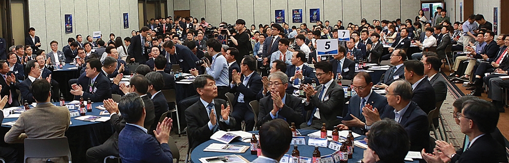 ▲ 참석자 400여명이 움직한 가운데 금융권 최고경영자가 소개 될 때 박수치고 있는 ‘2019년 한국금융미래포럼’ 행사장 전경.