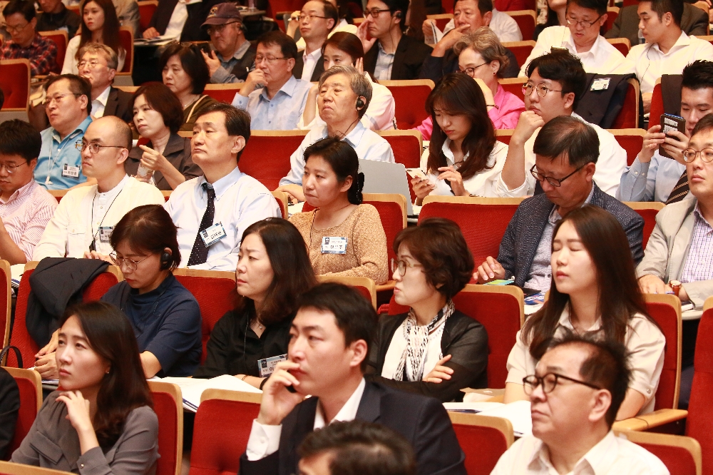 2019 한국금융투자포럼에서 청중들이 매튜 브루머 BNP파리바 아시아태평양지역 부동산투자 디렉터의 발표를 듣고 있다.