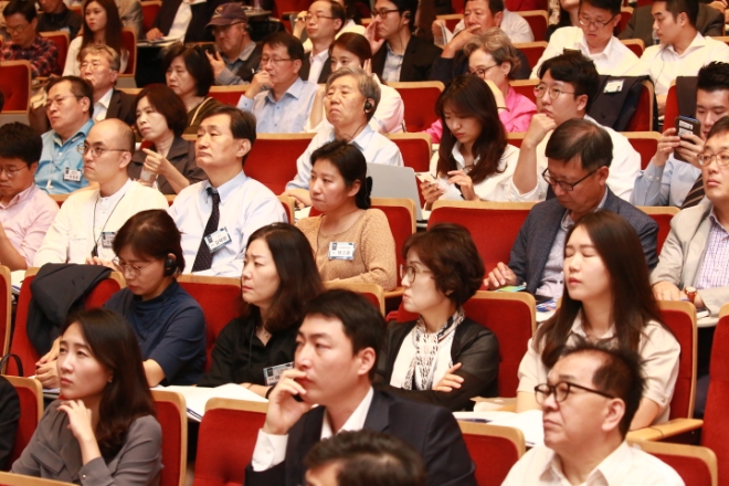 24일 오후 서울 역삼 포스코타워에서 열린 '2019 한국금융투자포럼'에서 청중들이 강연을 듣고 있다. / 사진 = 한국금융신문