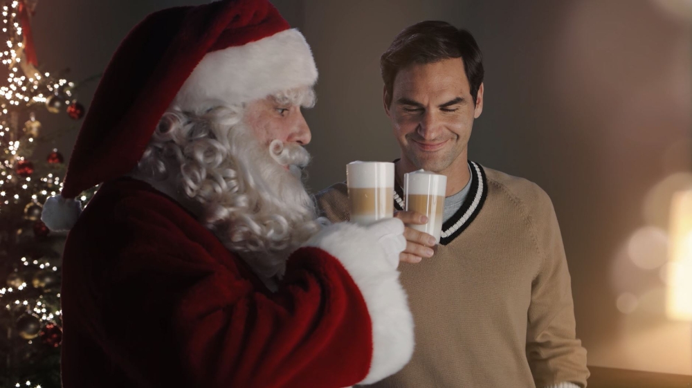 로저 페더러와 스위스 커피머신 유라가 콜라보한 광고 캠페인 영상 중 일부. 로저 페더러(우측)가 산타와 함께 만족스러운 커피 타임을 즐기고 있다/사진=유라 