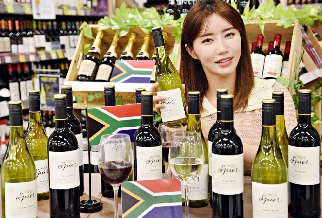 홈플러스는 328년 전통의 남아프리카공화국 와이너리 ‘스피어 와인즈(Spier Wines)’의 시그니처 와인 2종을 국내 대형마트 처음으로 선보인다. /사진=홈플러스.