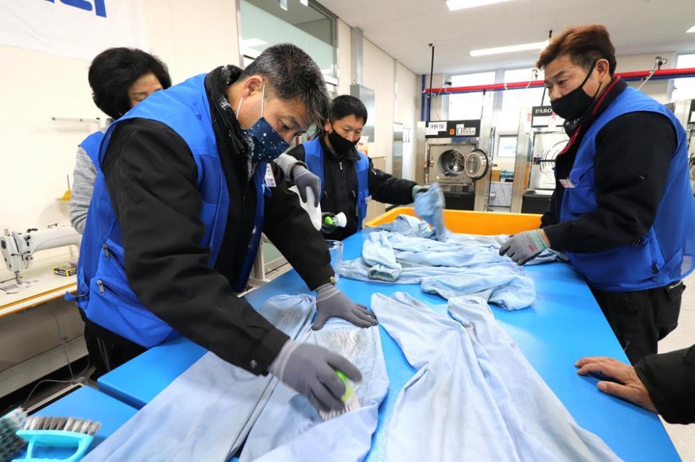 경남 김해에 위치한 작업복 공동세탁소 '가야클리닝'에서 직원들이 근무복을 세탁하고 있다/사진=김해시청