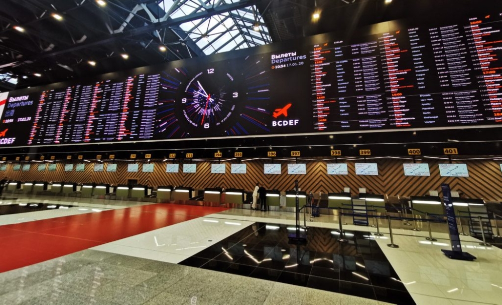 LG전자가 러시아 모스크바 북부의 세레메티예보 국제공항 C터미널에 LED(발광다이오드) 사이니지를 활용해 가로 68.5m, 세로 6.5m 규모의 항공운항정보표출시스템을 구축했다./사진=LG전자