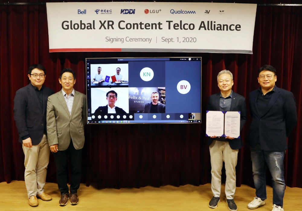 LG유플러스는 미국 반도체 업체 퀄컴, 벨 캐나다·KDDI·차이나텔레콤과 5G 콘텐츠 연합체 ‘Global XR Content Telco Alliance를 창립한다고 1일 밝혔다. 사진은 (좌측부터) 신중경 VR콘텐츠팀 팀장, 김준형 5G서비스그룹장 상무, 이상민 FC부문장 부사장, 최윤호 AR/VR서비스담당 상무. (TV속 좌측 상단부터) 차이나텔레콤, 아래 KDDI, 우측 아래 펠릭스 앤 폴 스튜디오 관계자/사진=LG유플러스