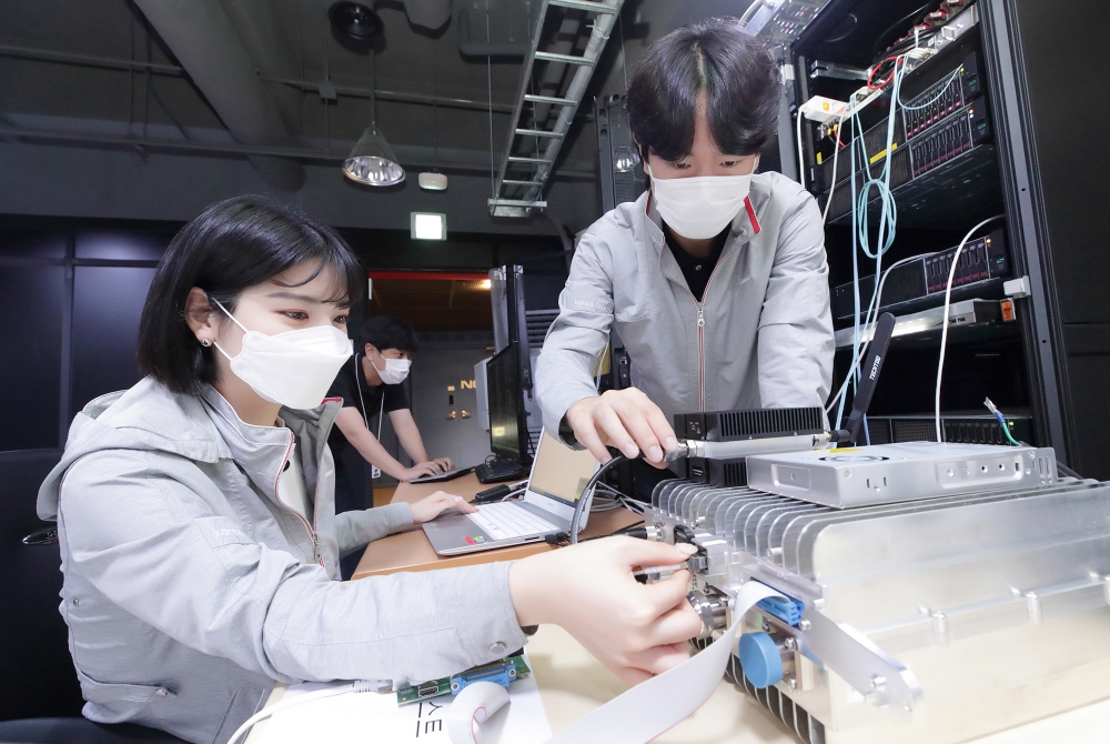 서울 우면동에 위치한 KT 융합기술원 5G 연구소에서 KT 연구원들이 5G 네트워크 장비를 테스트하고 있다./사진=KT