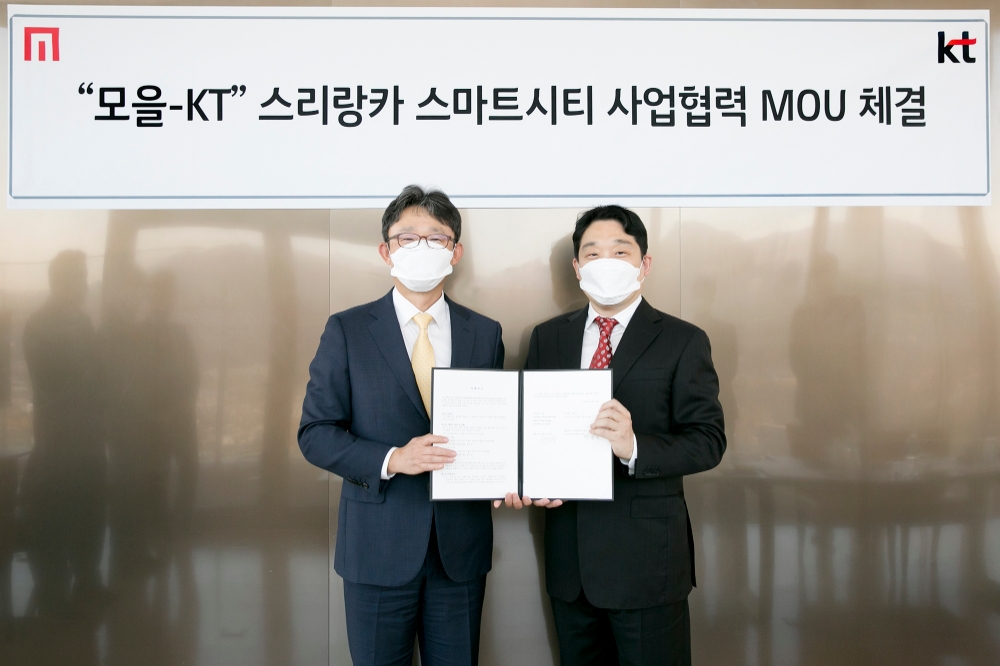 KT가 ㈜모을과 ‘스리랑카 스마트시티 구축을 위한 사업협력’ MOU를 체결했다고 30일 밝혔다. (왼쪽부터) 박윤영 KT 기업부문장 사장과 김용욱 모을 대표이사./사진=KT