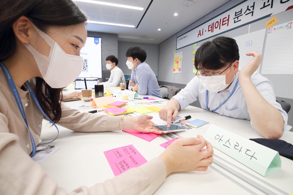한국투자증권 직원들이 AI원팀 기업실무형 AI·데이터 분석 과정’에 참여하고 있다./사진=KT