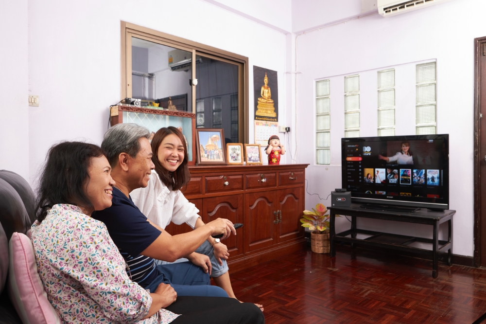 태국 현지 가정에서 가족들이 KT 올레TV 플랫폼이 적용된 3BBTV GIGATV를 시청하고 있다./사진=KT