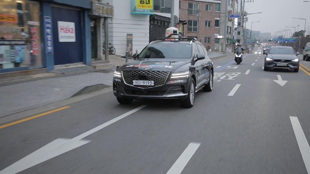 서울시 상암 5G 자율주행 시범지구에서 5G 자율주행차 'A1(에이원)'이 5G로 신호등과 통신하며 자율주행 하는 모습. 사진=LG유플러스