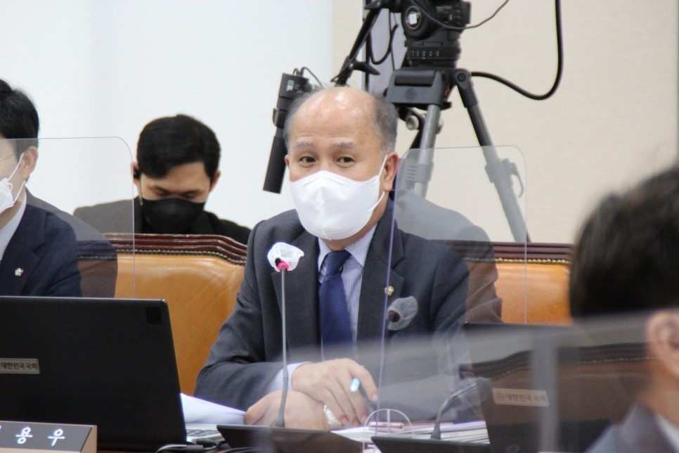이용우 의원이 2021년 정무위원회 국정감사에서 질의를 하고 있다./사진=이용우 의원 블로그
