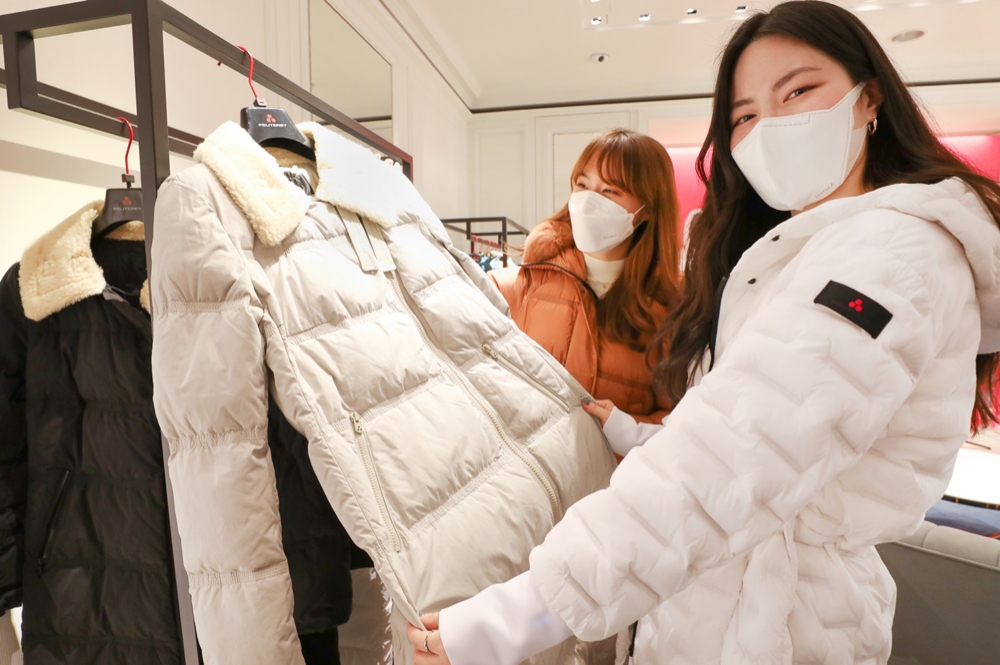 현대백화점 겨울 의류 쇼핑 모습./ 사진제공 = 현대백화점그룹