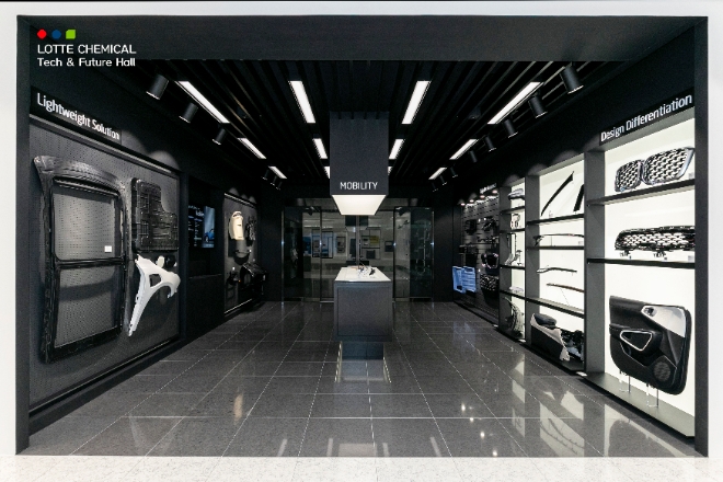 롯데케미칼(회장 신동빈)은 의왕사업장에 첨단소재사업의 미래 전략과 고객 맞춤 솔루션을 소개하는 쇼룸 ‘Tech & Future Hall(테크 앤 퓨처 홀)’을 리뉴얼 오픈했다. 사진=롯데케미칼.