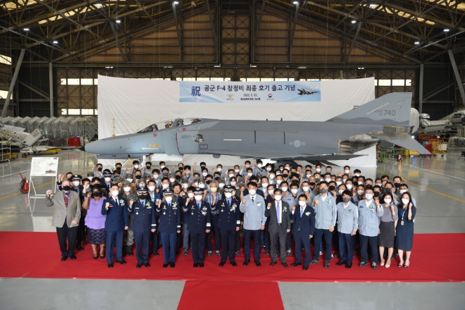 대한항공(회장 조원태)은 25일 부산 강서구 대한항공 테크센터에서 공군 F-4 팬텀 전투기 창정비 최종호기 출고 기념식을 개최했다. 사진=대한항공.
