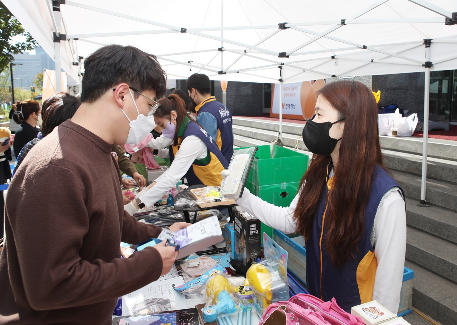 현대해상은 지난 12일 서울 광화문 본사 앞에서 ‘사랑나눔장터’를 개최했다. 서포터즈로 나선 현대해상직원들이 임직원과 하이플래너가 기증한 물품을 판매하고 있다./사진=현대해상