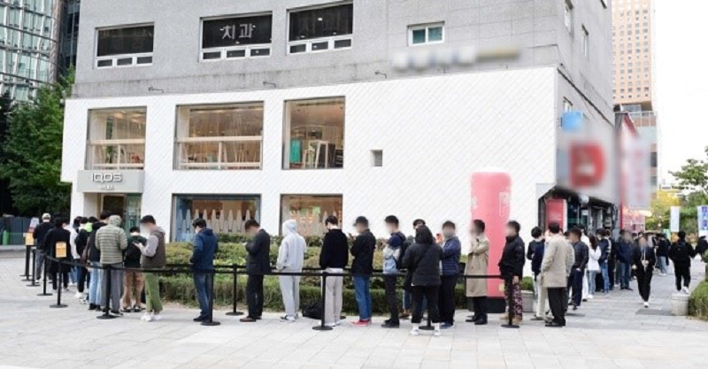 한국필립모리스의 ‘아이코스 일루마’ 시리즈 사전 구매가 시작된 지난 달 28일, 아이코스 광화문점에 고객들이 줄을 선 모습./ 사진제공= 한국필립모리스
