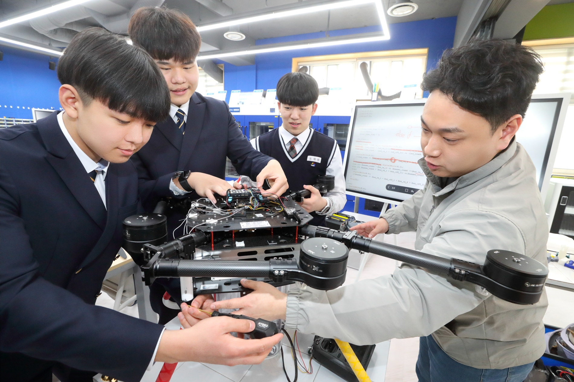 서울 강남구 서울로봇고에서 재학생들이 AI 교육을 받고 있다. 사진=KT